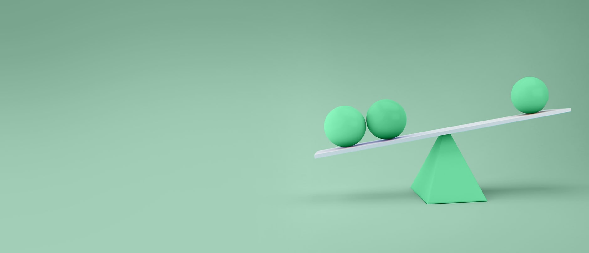 drei grüne Bälle balancieren auf einem Brett mit grünem Dreieck